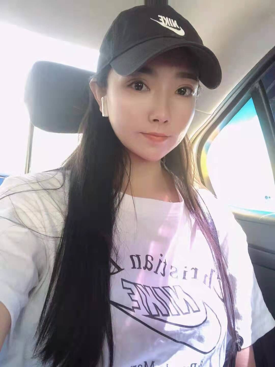 高挑年轻美女，身材很好，会聊天不冷场
