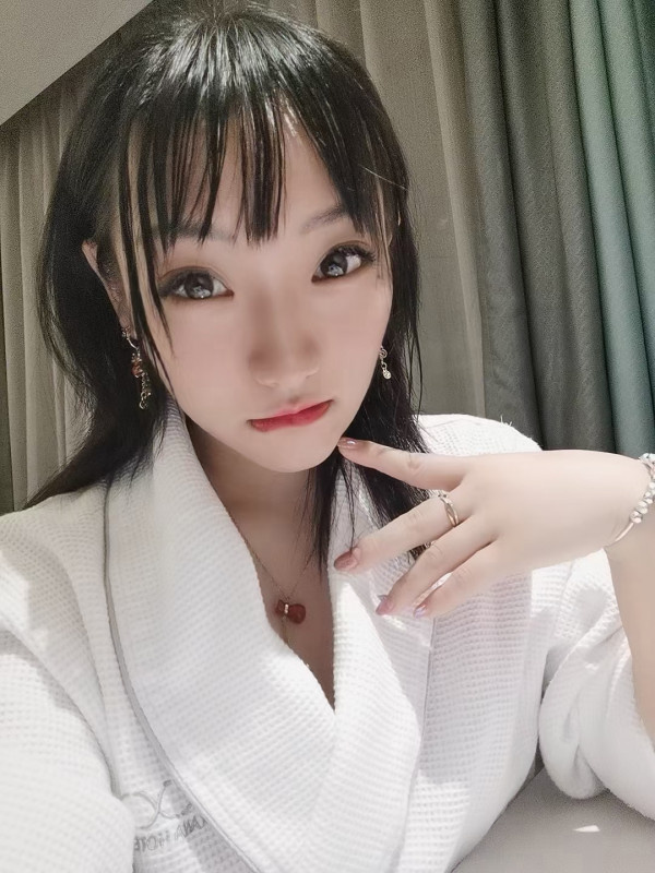 身材不错的龙女，很骚