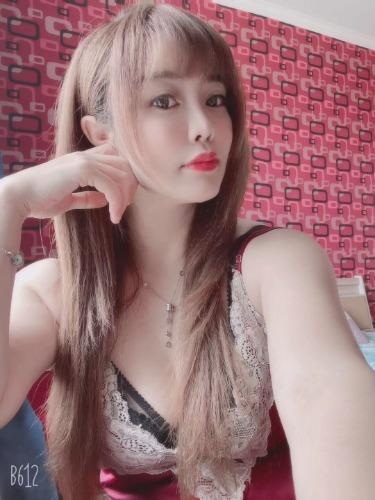 小美女很会迎合男人