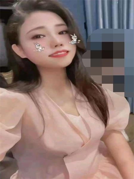 小姐姐胸纯天然，一手抓不住，泻火不错
