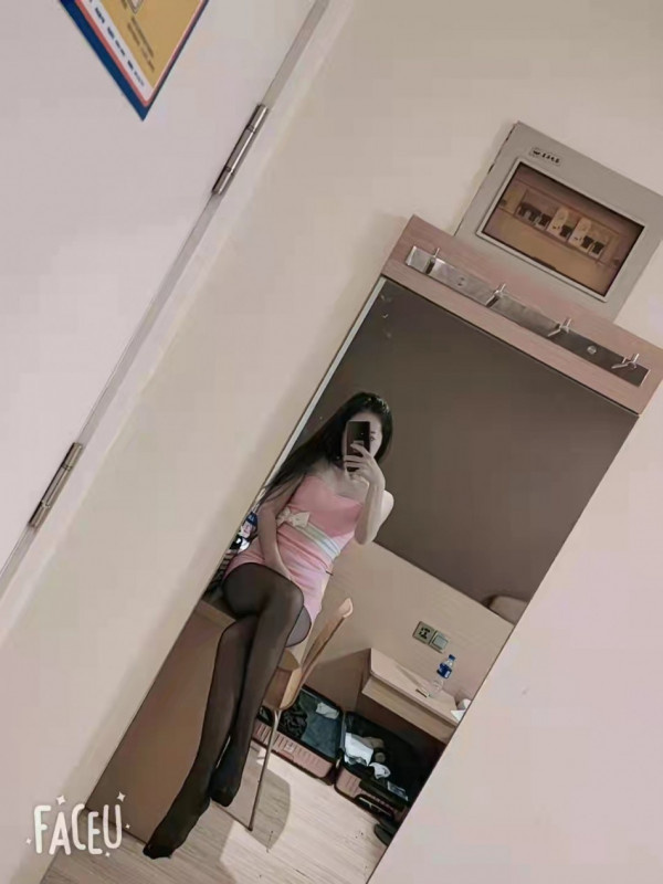年轻嫩妹，下边会动非常舒服