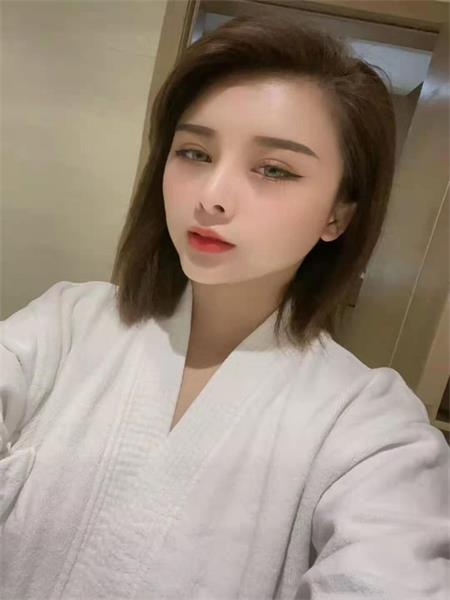 甜美的性感妹儿，软软粉粉，还能舌吻