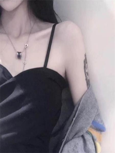 小妹有颜值S型身材，前凸后翘，完美