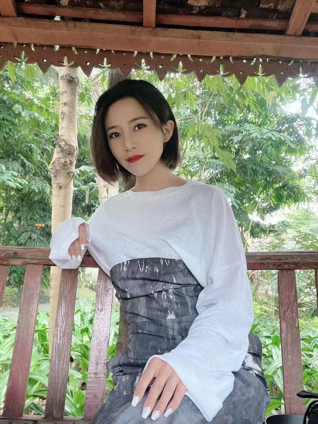 肤白貌美的漂亮美女，服务到位，很划算