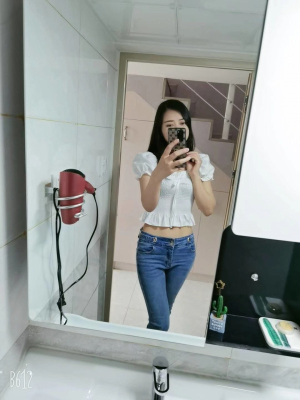长腿美女颜值不错