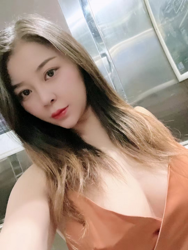 真实大胸妹，一只手握不下，胸控可以试试