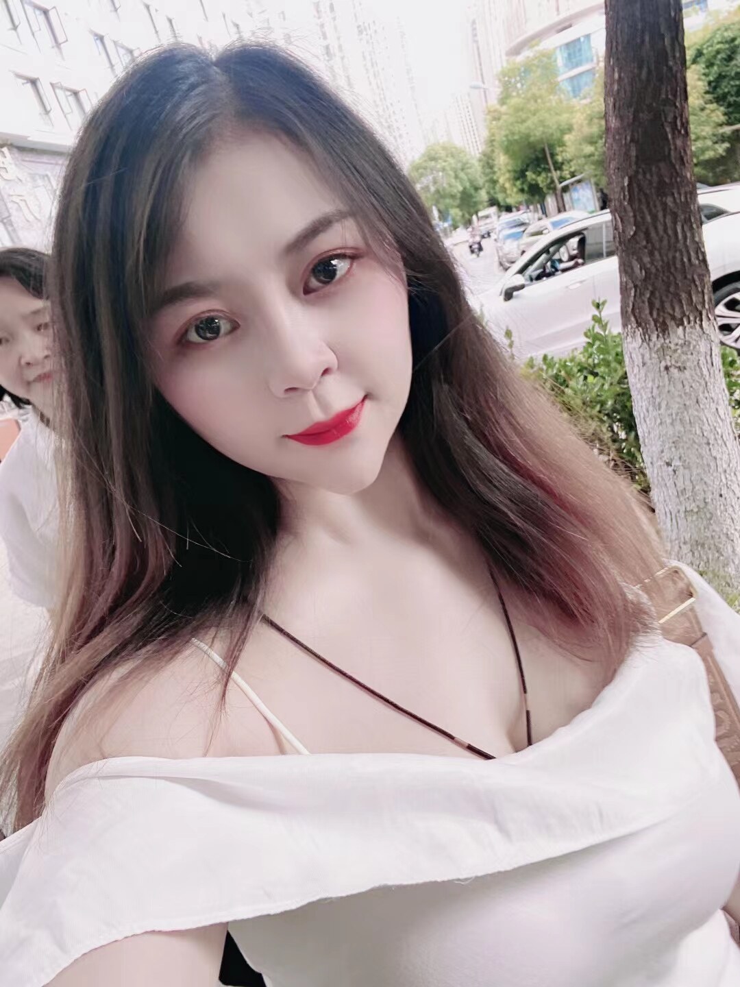 朋友介绍的，奶子很大，腿又长又细