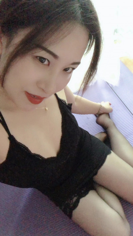 诱人妩媚的轻熟女，叫声淫荡，眼神勾魂
