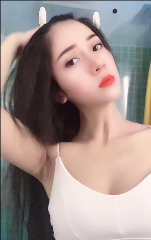 白白的大长腿，胸很诱人