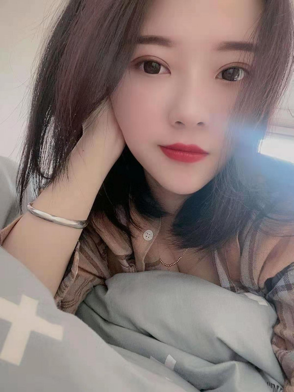 妹妹的身材没得说，凹凸有致，很诱人