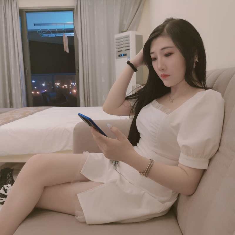 体型不错，胸型很漂亮