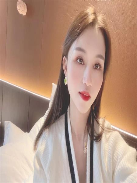 妹子皮肤很白嫩，玩的非常爽