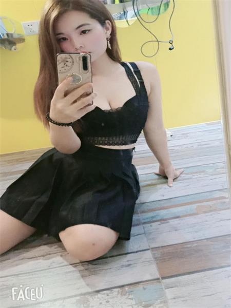 会玩丝袜的美女，非常刺激