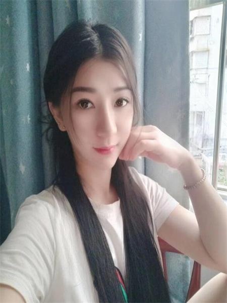 妹子娇喘很动听，水多，很配合