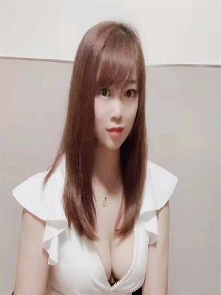 邻家小妹口活好，后入释放很棒