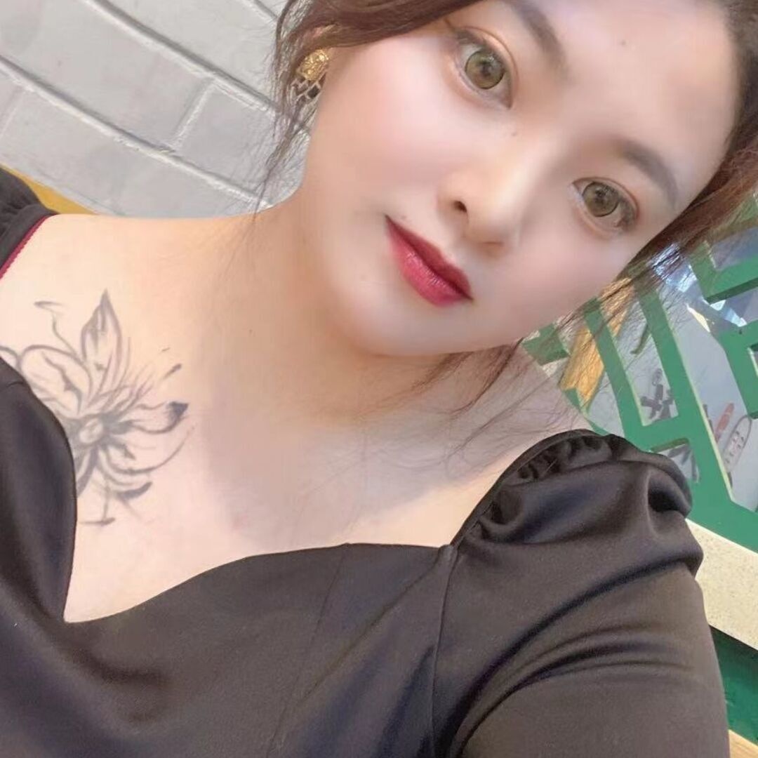 体验纹身少妇，风骚直接