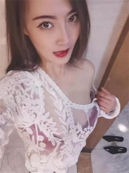 大胸美少女,翘臀，简直是极品