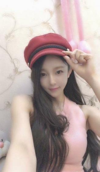 妹妹肤白貌美，很柔软很滑嫩