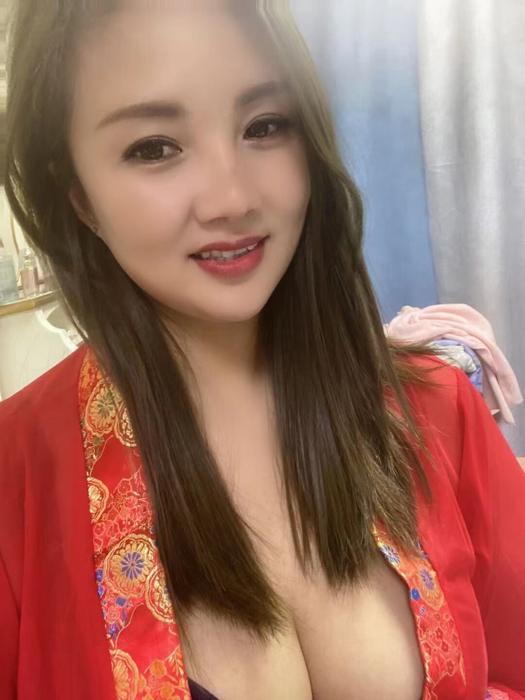少妇姐姐胸围很大很软