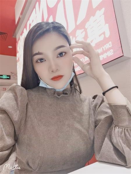 妹子身材很好，很漂亮，颜控推荐