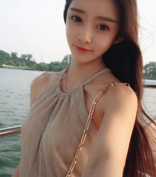 体验一个小妹眼睛很大皮肤很白