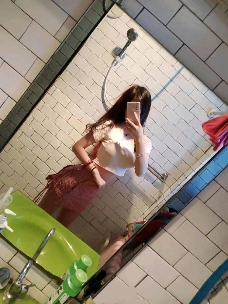 刚刚下水的大熊细腰美女
