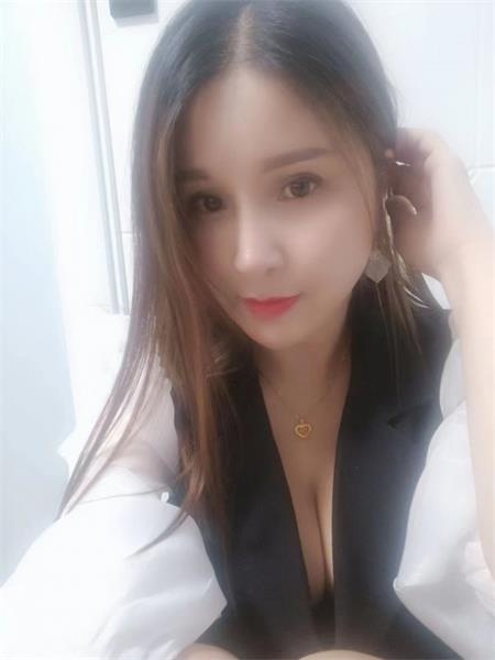 韵味十足的大奶少妇，狼友们别错过
