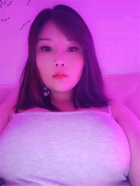 丰满性感型美女，服务很到位
