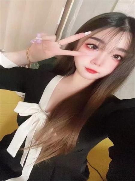 妹子胸大，皮肤不错，主要是嫩