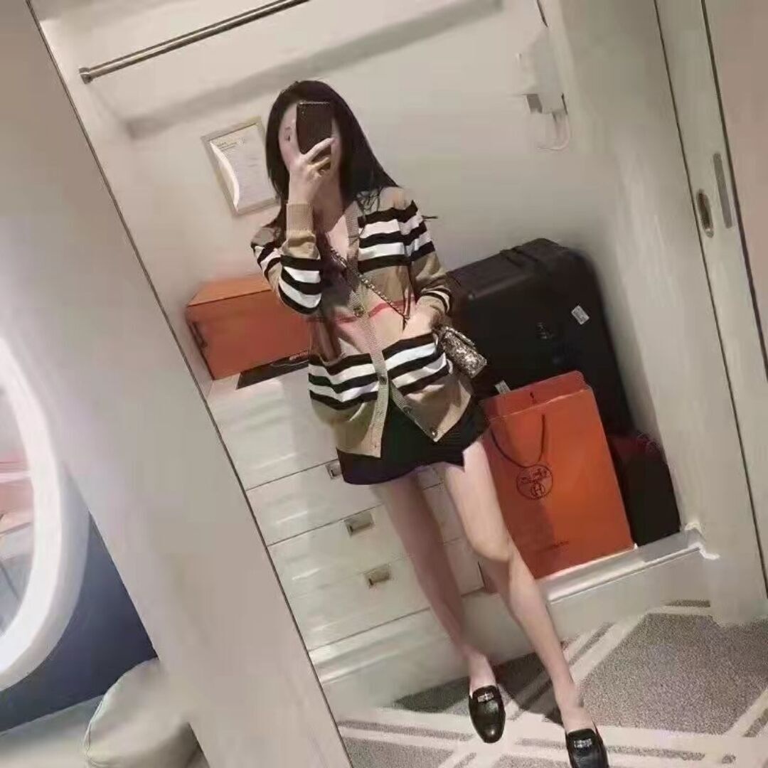 身材苗条的美女性感诱人