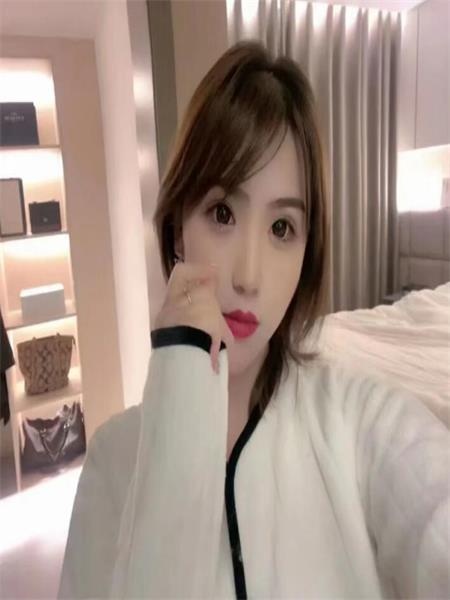 白嫩风颜值少女，体验超值
