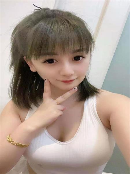 妹子胸部挺挺的，水多够紧