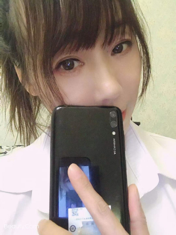 身材苗条的大奶妹