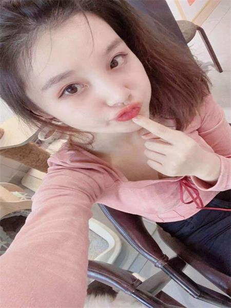 健谈的小美女，抱着艹的爽