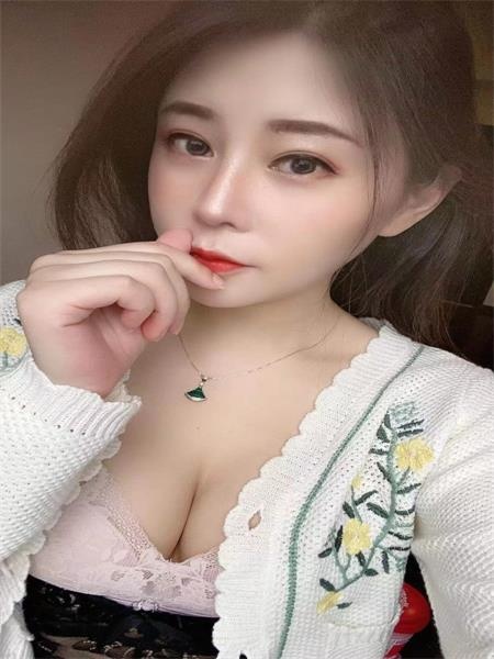 妹子骚，身材好，可以撕丝袜，刺激