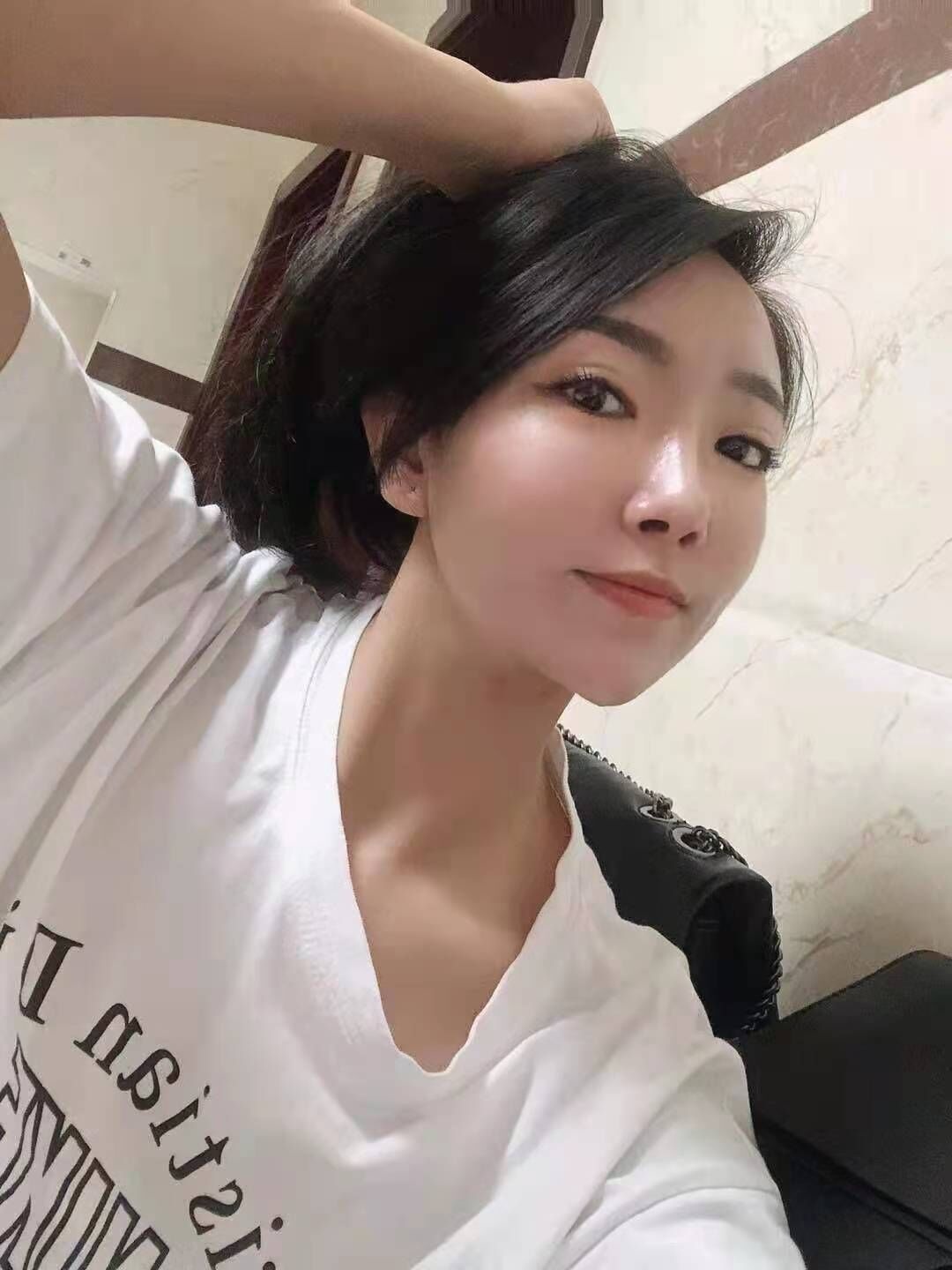 健谈年轻妹子，认真周到，身材火辣