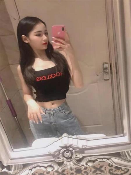 前凸后翘的身材后入爽的很