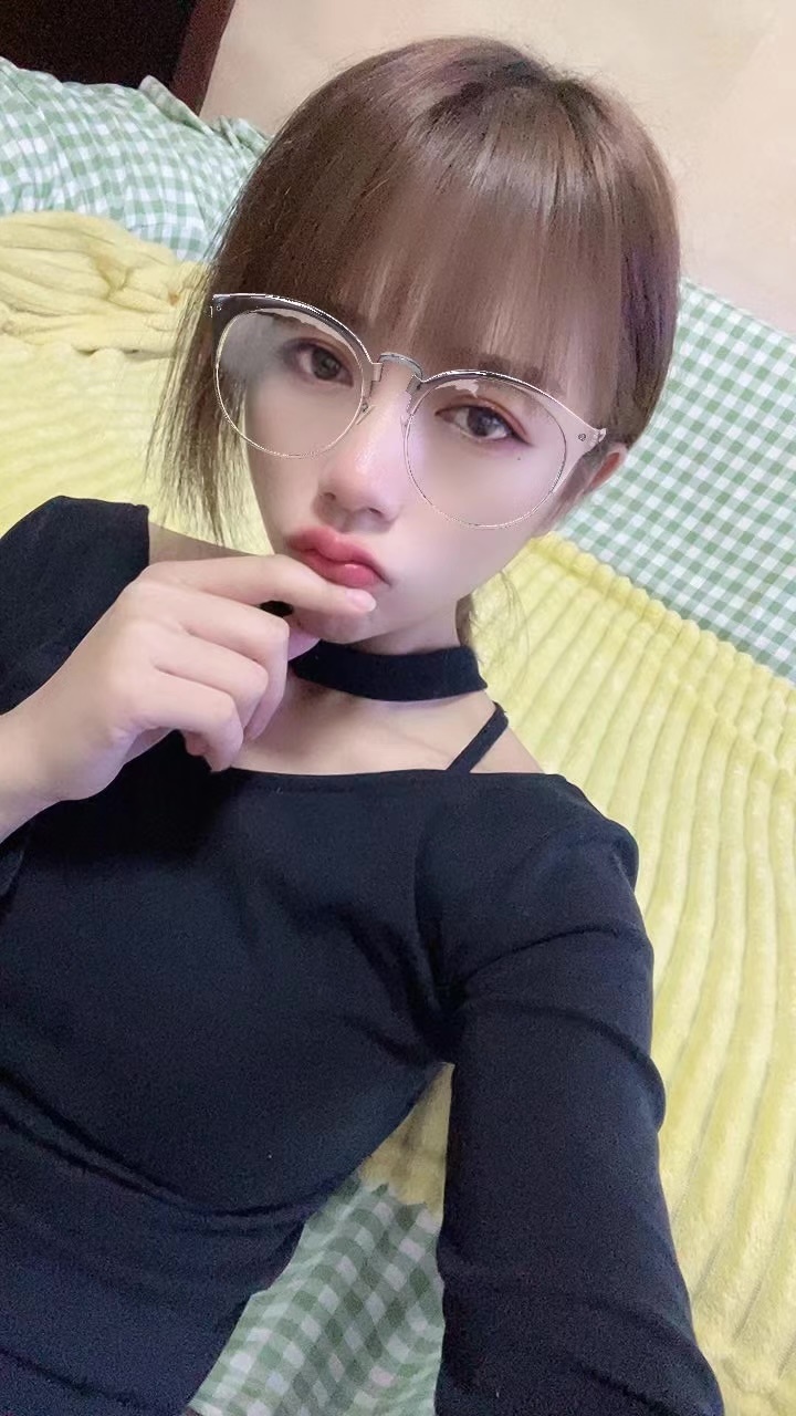 长相甜美的小雅