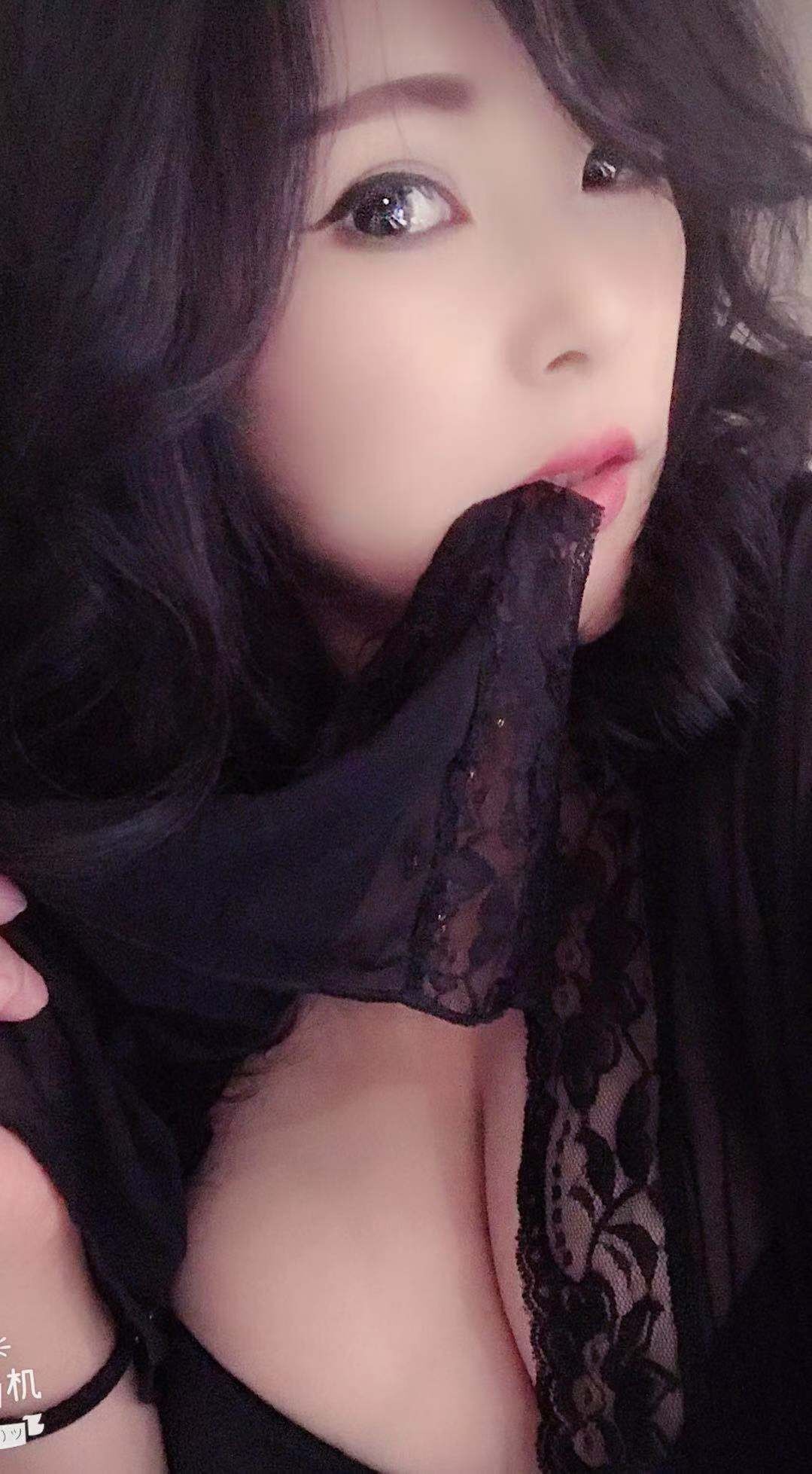 约会西安南郊美女，车灯明亮，性感诱人