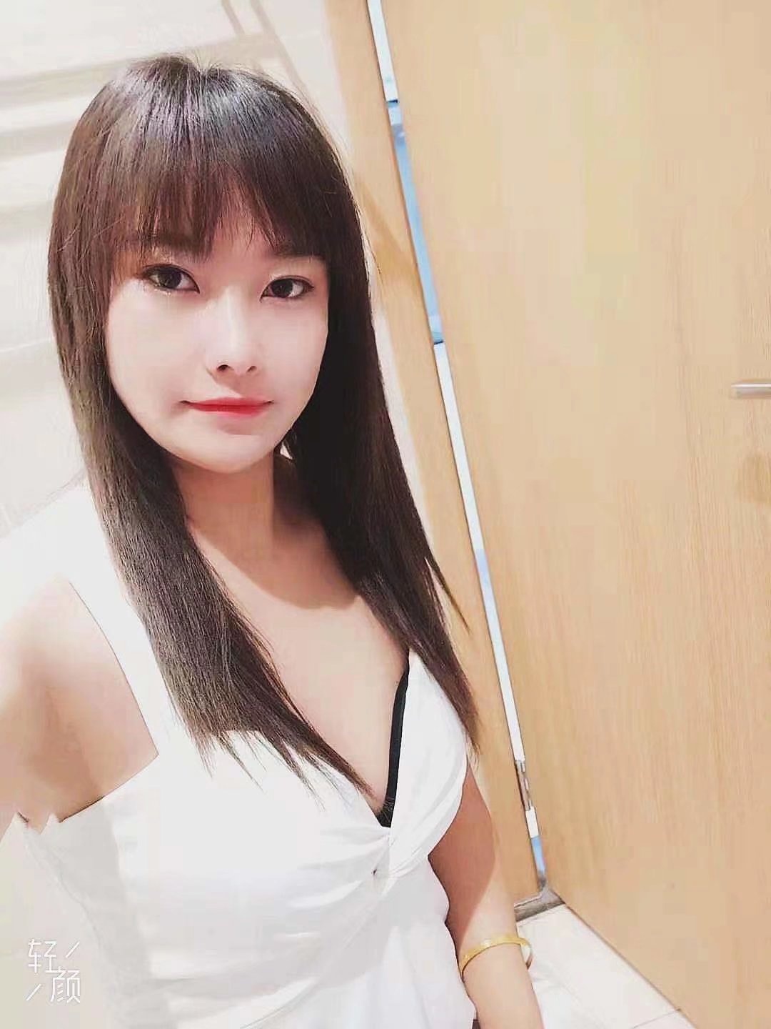 妹子身材惹火，颜值不错，算是小极品了