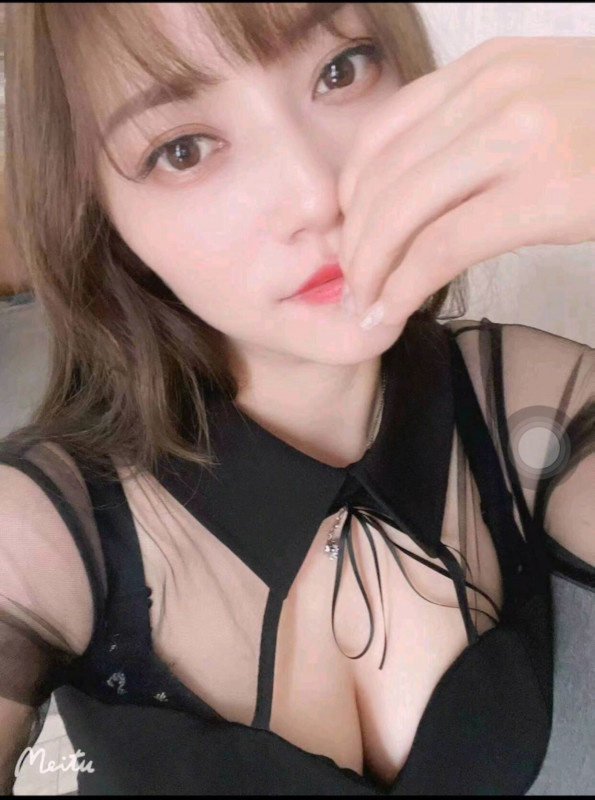 D车灯美女，视觉冲击大，叫声淫荡销魂