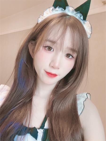 胸型很漂亮，又大又挺，能舌吻
