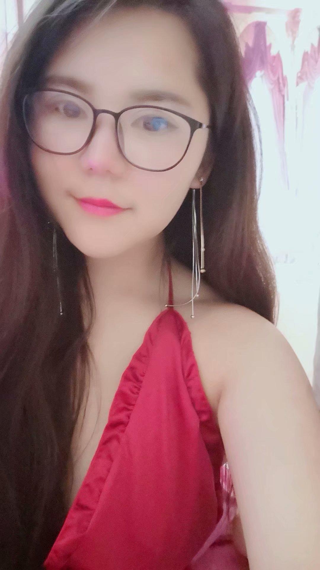 妹妹胸推很配合，口技一流，很紧