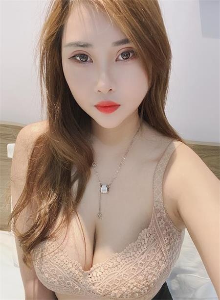 小妹肉肉的，撞击屁股舒服