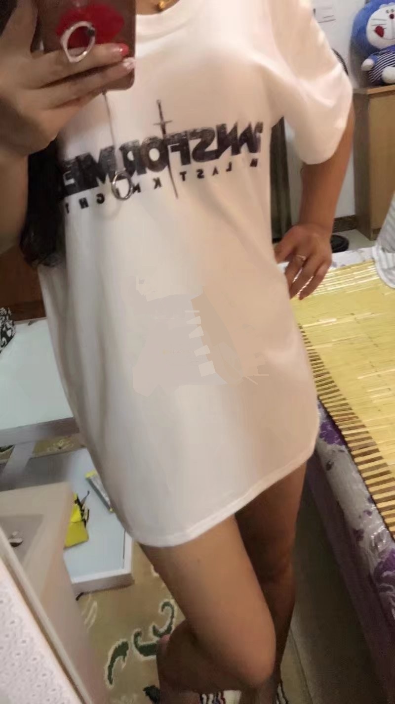 刚刚下水的兼职美少妇，妩媚动人