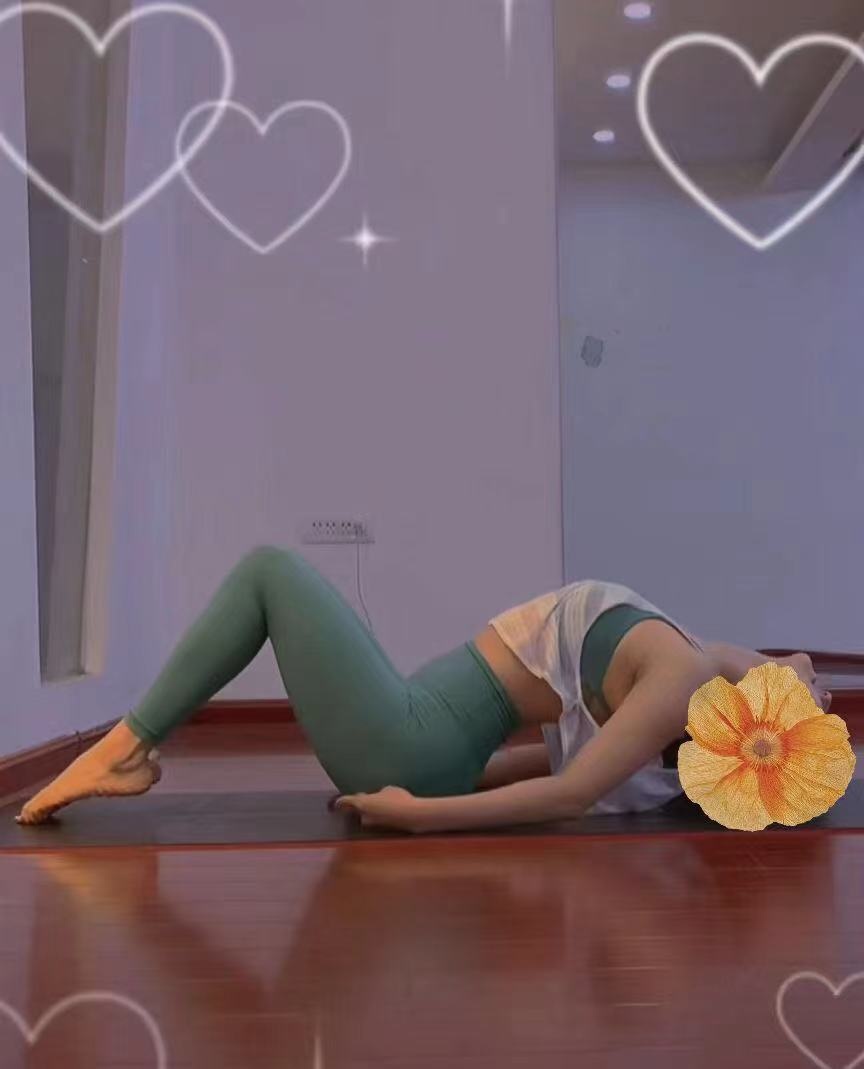 可双飞的高挑妹子，爱练瑜伽，身材辣