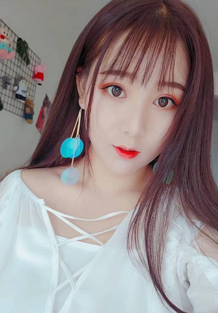 清纯的邻家小妹，还挺可爱的