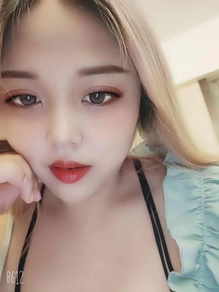年轻大奶妹，逼紧活好，性价比高