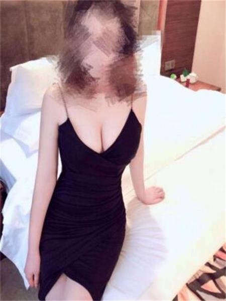 颜值还可以，胸有D，服务骚气