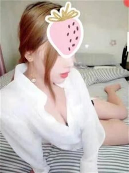 胸很大很挺，口活很好，颜值必选